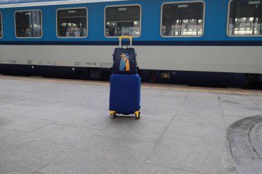 Çanta ve çanta Ukrayna bayrağı renginde, sarı mavi, tren istasyonunda. Ukraynalılar, mülteciler, göçmenler. Seyahat, tatil Ukraynalı göçmen