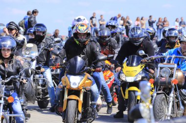 Dnipro, Ukrayna, 11 Mayıs 2019. Güzel motosikletli motosikletçiler, kasklı ve deri ceketli, yol boyunca süren, Motorsport