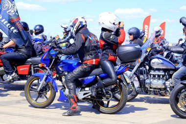 Dnipro, Ukrayna, 11 Mayıs 2019. Güzel motosikletli motosikletçiler, kasklı ve deri ceketli, yol boyunca süren, Motorsport