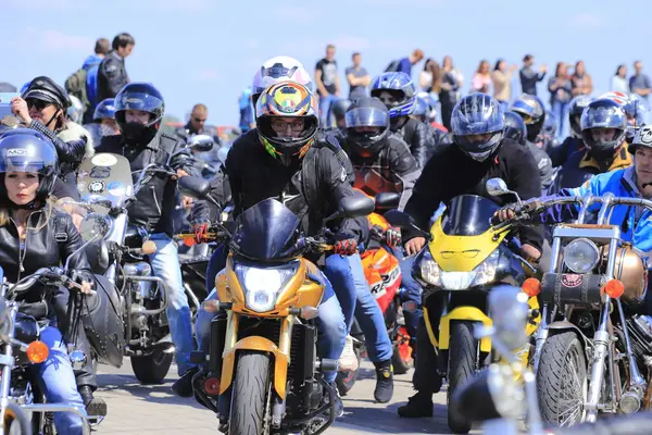 Dnipro, Ukrayna, 11 Mayıs 2019. Güzel motosikletli motosikletçiler, kasklı ve deri ceketli, yol boyunca süren, Motorsport