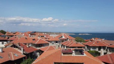 Kızıl kiremitli çatıları olan tarihi eski evler, Karadeniz kıyısında mimari. Bulgaristan 'ın Nessebar kenti, Panorama. Güzel şehir, yukarıdan manzara