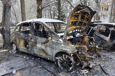 Otoparkta yanmış arabalar, arabanın içi yanmış. Rusya 'nın Ukrayna' ya karşı savaşı, Ukrayna şehri Dnipro 'ya İHA saldırısı, Nisan 2025, arabanın tamamen tahrip edilmesi, savaş riski sigortası