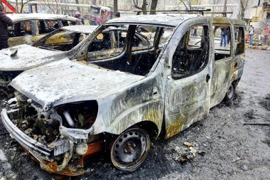 Otoparkta yanmış arabalar, arabanın içi yanmış. Rusya 'nın Ukrayna' ya karşı savaşı, Ukrayna şehri Dnipro 'ya İHA saldırısı, Nisan 2025, arabanın tamamen tahrip edilmesi, savaş riski sigortası