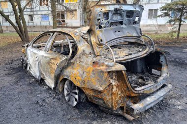 Otoparkta yanmış arabalar, arabanın içi yanmış. Rusya 'nın Ukrayna' ya karşı savaşı, Ukrayna şehri Dnipro 'ya İHA saldırısı, Nisan 2025, arabanın tamamen tahrip edilmesi, savaş riski sigortası