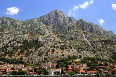 Güzel Kotor Körfezi yazın Karadağ 'da yüksek dağlarla çevrilidir. Eski evler, kilise, deniz, su, manzara boka kotorska