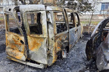 Otoparkta yanmış arabalar, arabanın içi yanmış. Rusya 'nın Ukrayna' ya karşı savaşı, Ukrayna şehri Dnipro 'ya İHA saldırısı, Nisan 2025, arabanın tamamen tahrip edilmesi, savaş riski sigortası