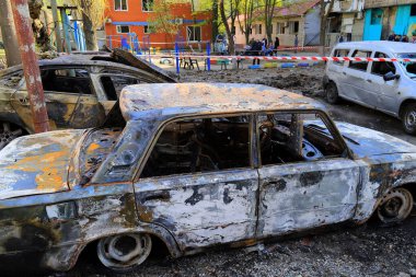 Yanmış arabalar, arabanın içi yanmış. Rusya 'nın Ukrayna' ya karşı savaşı, Ukrayna şehri Dnipro 'ya insansız hava aracı saldırısı, 2025, arabanın tamamen tahrip edilmesi, savaş riski sigortası