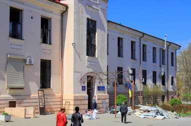 Dnipro, Ukrayna, 04-17-2025. Ukrayna 'da savaş. Bir tıp fakültesine yapılan roket saldırısından sonra yıkılan bir evin camları kırıldı.