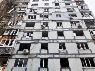 Ukrayna 'da savaş. Ukrayna, Dnepr 'deki bir binaya yapılan roket saldırısı sonucu yıkılmış bir evin camları kırılmış..