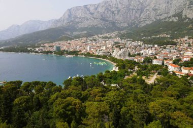 Makarska, Hırvatistan. Sahil kasabası, deniz ve dağlar, Biokovo parkı. Bir İHA 'dan havadan fotoğraf. Adriyatik Denizi kıyısındaki Hırvat kasabası. Makarska Riviera