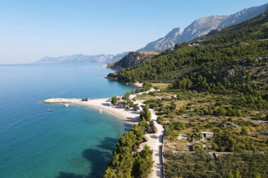 Makarska, Hırvatistan. Sahil kasabası, deniz ve dağlar, Biokovo parkı. Bir İHA 'dan havadan fotoğraf. Adriyatik Denizi kıyısındaki Hırvat kasabası. Makarska Riviera