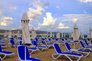 Deniz kıyısındaki güzel sahil, güneşlenmek için sahilde bekleyenler, insanlar yürüyor, spor yapıyor, Nessebar, Bulgaristan