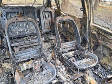 Yanmış arabalar, arabanın içi yanmış. Rusya 'nın Ukrayna' ya karşı savaşı, Ukrayna şehri Dnipro 'ya insansız hava aracı saldırısı, 2025, arabanın tamamen tahrip edilmesi, savaş riski sigortası