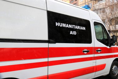 Üzerinde insani yardım yazan otobüs, 2025 'te Rus füzeleri tarafından bombalandıktan sonra yıkılan evin yakınında duruyor. İnsani yardım, yiyecek, giyecek, mağdurlara ilaç, Ukrayna 'daki mültecilere yardım