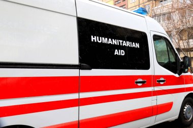 Üzerinde insani yardım yazan otobüs, 2025 'te Rus füzeleri tarafından bombalandıktan sonra yıkılan evin yakınında duruyor. İnsani yardım, yiyecek, giyecek, mağdurlara ilaç, Ukrayna 'daki mültecilere yardım