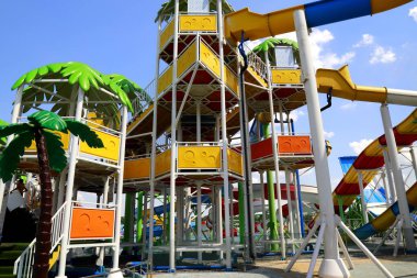 Resimli su parkında renkli lunapark trenleri. Bahar ve yaz tatilleri, yüzme ve spor, aktif eğlence. Dnipro, Ukrayna