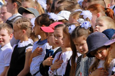 Dnipro, Ukrayna. 25.05 2019. Birinci sınıftaki küçük çocuklar okuldaki bir kutlamada. Başlamak, derslerin bitmesi, çocuk partisi.