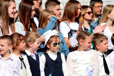 Dnipro, Ukrayna. 25.05 2019. Birinci sınıftaki küçük çocuklar okuldaki bir kutlamada. Başlamak, derslerin bitmesi, çocuk partisi.