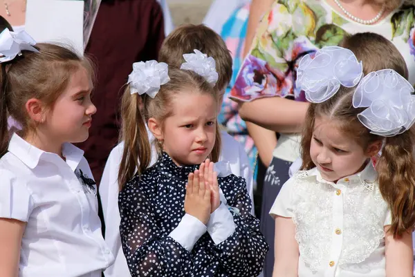 Dnipro, Ukrayna. 25.05 2019. Birinci sınıftaki küçük çocuklar okuldaki bir kutlamada. Başlamak, derslerin bitmesi, çocuk partisi.