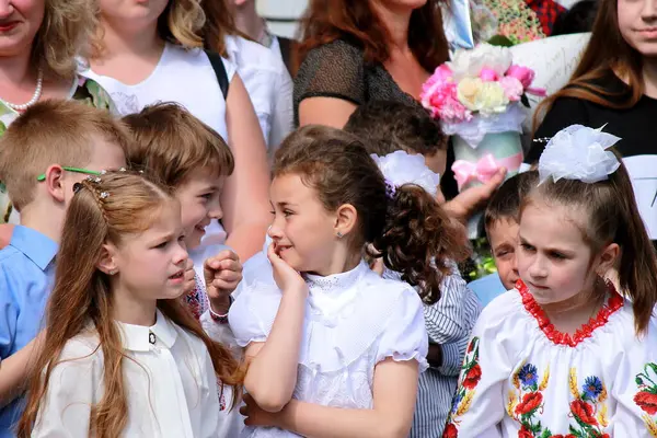 Dnipro, Ukrayna. 25.05 2019. Birinci sınıftaki küçük çocuklar okuldaki bir kutlamada. Başlamak, derslerin bitmesi, çocuk partisi.