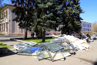 Ukrayna 'da savaş. Rus füze saldırısından sonra yıkılan evlerin camları, kırık camlar, Ukrayna 'daki enkaz yığınları, Dnipro.