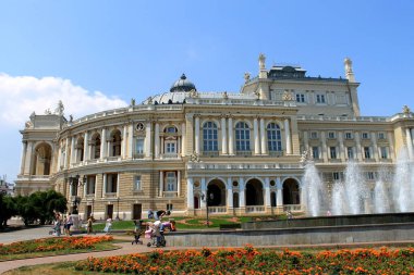Odessa Ukrayna. Ukrayna 'nın antik heykelleri olan Odessa şehrindeki güzel eski barok opera binası. Opera ve bale tiyatrosu.