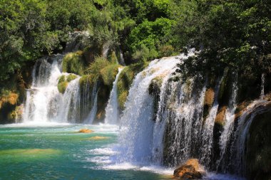 Hırvatistan 'ın Krka Peyzaj Parkı' ndaki büyük taşlar arasında çağlayan bir şelale, bahar veya yaz. Hırvatistan 'ın en güzel şelaleleri, dağları ve doğası..