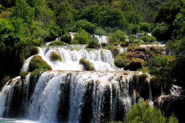 Hırvatistan 'ın Krka Peyzaj Parkı' ndaki büyük taşlar arasında çağlayan bir şelale, bahar veya yaz. Hırvatistan 'ın en güzel şelaleleri, dağları ve doğası..