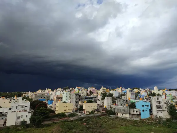 Şehir merkezinde yağmur bulutları oluşabilir, çünkü şehirler daha sıcak ve daha fazla hava kirliliğine sahiptir..