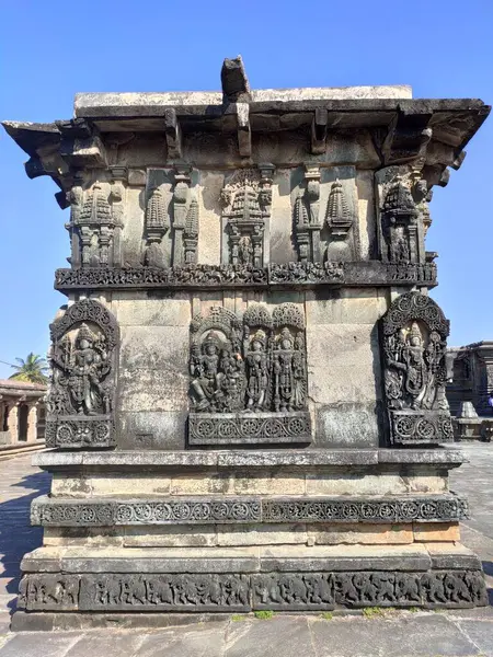 Belur 'un Chennakeshava Tapınağı' ndaki karmaşık bir taş panelin yakın çekiminde Hindu tanrıları Ranganayaki ve Andal, Hoysala zanaatkarlarının ustalık ve ayrıntılarını gözler önüne seriyor..