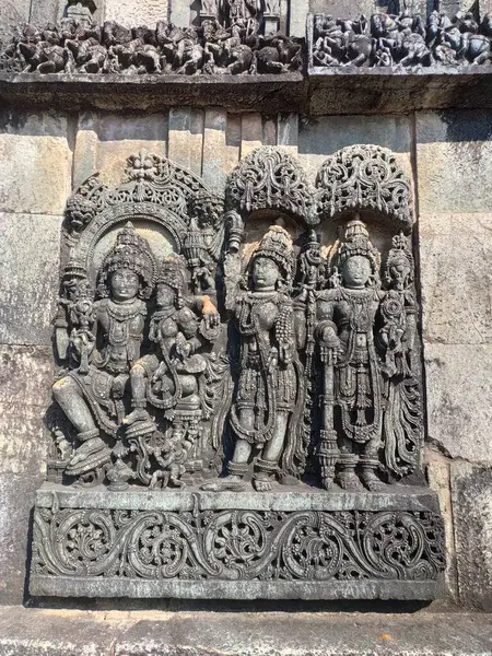 Soldan Vishnu 'nun eşi Lakshmi, Paravati ve Shiva' yı resmettiği dekore edilmiş duvar panelleri. Ranganayaki, Andal, tapınak, Chennakesava tapınağı kompleksi, Belur, Karnataka, Hindistan. Batı duvarı.
