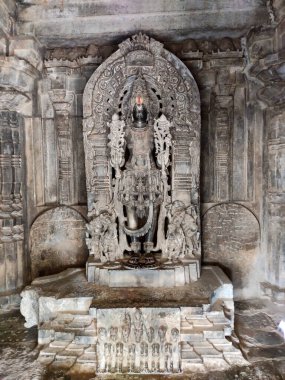 Güneş tanrısı Surya 'nın detaylı taş heykeli Hoysaleswara Tapınağı, Halebidu, Karnataka' da. Bu 12. yüzyıl eseri Hoysala mimarisinin karmaşık işçiliğini vurguluyor..