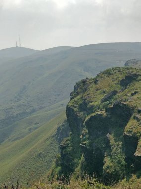 Baba Budan Giri dağ sırasının panoramik manzarası, kayan tepeler, yemyeşil vadiler ve engebeli uçurumlar. Uzak tepeler gizem ve cazibe hissi uyandıran sislerle kaplıdır..