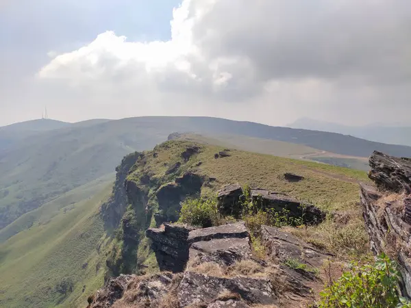 Hindistan, Karnataka, Chikmagalur 'daki Baba Budan Giri dağının tepesinden görüntü
