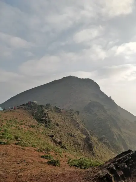 Mullayanagiri Tepesi, Chikmagaluru, Karnataka 'nın alçak açılı görüntüsü