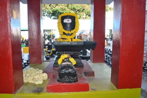 Shiva linga heykeli ve Nandi Kotilingeshwara 'da.