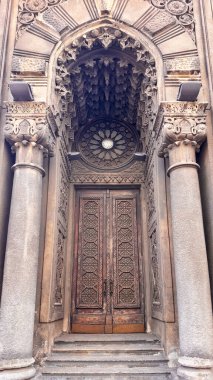Karaite kenasa 1900. Eski şehir Kyiv 'in görkemli mimarisi, Moorish mimarisi olan bir bina, tarihi bir anıt. Kaliteli saatler. Süs. 