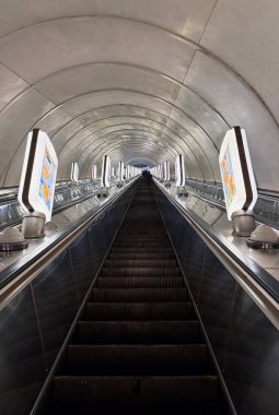 Boş Kiev metro istasyonu, yürüyen merdiven, iç platform. Metro istasyonu içi.