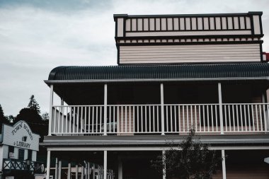 sakin ıssız bir mahallede eski ahşap bina medeniyetten uzak bir yerde bulutlu bir günde, batı mahallesinde, Yeni Zelanda 'da