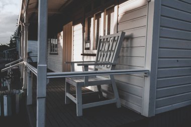 Eski ahşap ev gün batımında aydınlandı. Sessiz ve rahat bir yerde, gürültüden uzak, trafiği olmayan küçük bir kasabada, batı mahallesinde, Yeni Zelanda 'da.