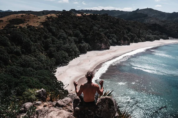 Boy Doing Yoga Rock New Chums Beach Livsstil Travel Concept — Stockfoto