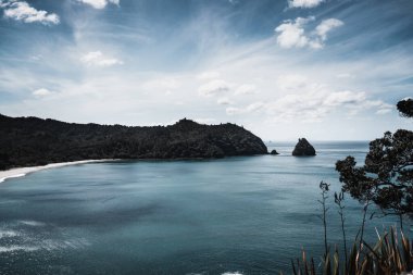 Sakin deniz ve yeni ahbaplarda küçük ada - Yaşam Tarzı Seyahat Konsepti