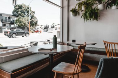 Not defteri ve şişe temiz, sessiz, parlak bir masa üzerinde, George cafe, Yeni Zelanda - yaşam tarzı yer