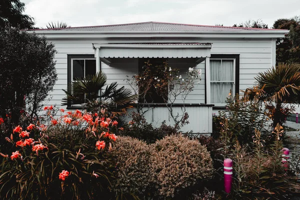 寂しい村 西地区 ニュージーランドの静かな通りに素敵な庭の美しい花や植物でいっぱいの白い木造の家の外壁 都市の概念 — ストック写真