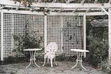 Güzel bir klasik teras, şık beyaz metal bir sandalye ve iki sağlam beyaz metal masa, sıcacık bir ortamda, batı mahallesinde, Yeni Zelanda - şehir konsepti.