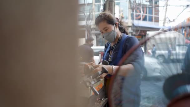 タイのバンコクの通りに沿ってキーマシンでキーを作るマスク中のタイ人女性 中出し 4K水平ビデオ — ストック動画