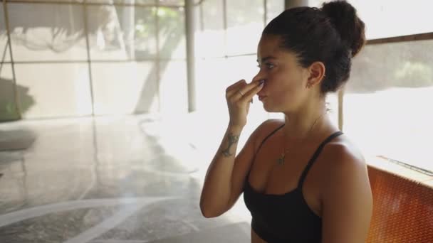Latina Yogalärare Förklarar Alternativ Näsborre Andningsteknik Till Sin Klass Närbild — Stockvideo