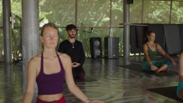 Группа Людей Сидит Сеансе Медитации Присоединяется Ладоням Груди Стеллаж Фокус — стоковое видео