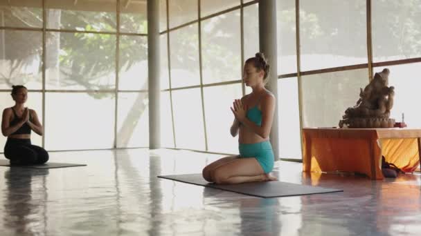 Giovane Donna Caucasica Guida Meditazione Guidata Centro Yoga Donna Siede — Video Stock