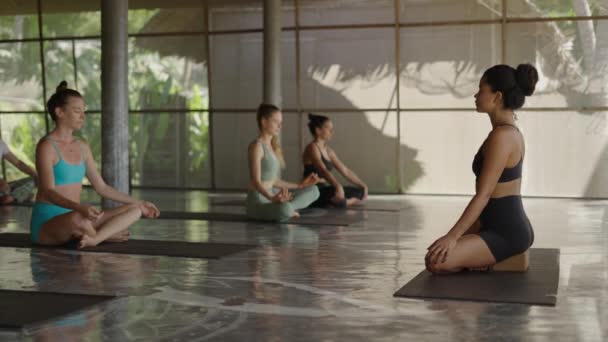 Ομάδα Ανθρώπων Που Διαλογίζονται Στο Θεραπευτικό Κέντρο Latina Yoga Instructor — Αρχείο Βίντεο